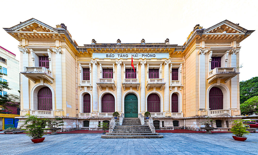 This museum offers visitors a fascinating glimpse into the region’s past through its diverse collection of artifacts, exhibits, and historical documents 